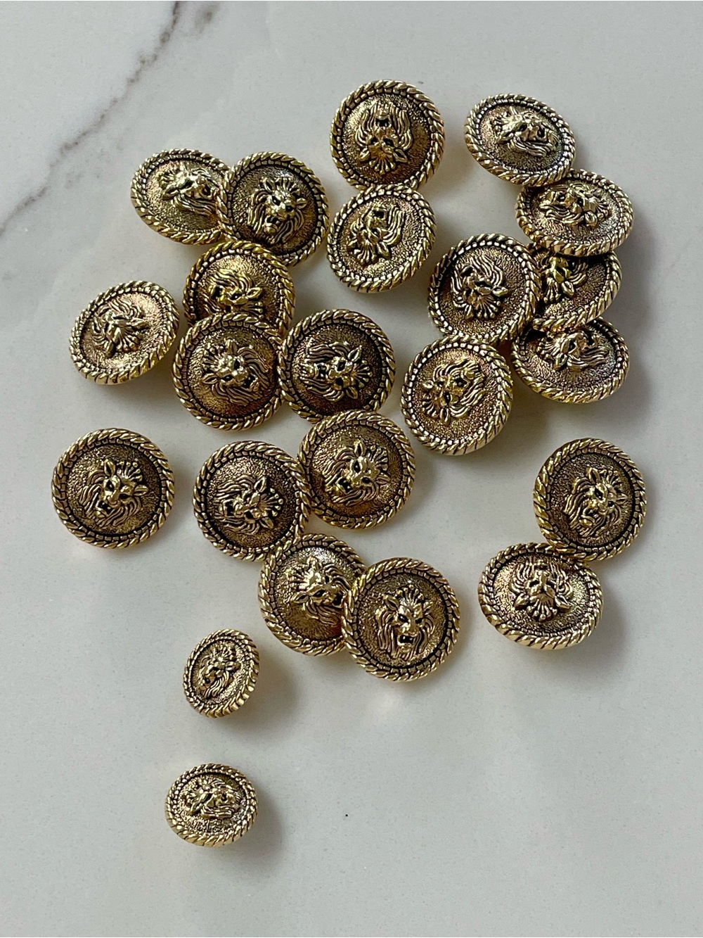 [Lot of 21] Vintage-Style Gold Lion Head Shank Buttons (Plastic)